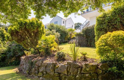 Stunning Property Seaviews, Private Pool & Parking - Photo 51