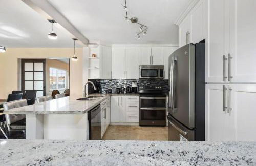 Tranquil Retreat with HEATED POOL Minutes to the Beach - Foto 43