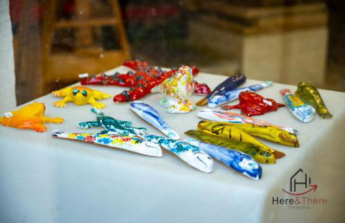 Beaches 1 min away - Free WiFi - Smart TV - AC - Foto 29