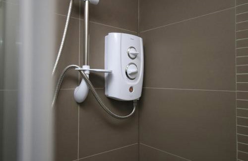 New Cardiff Bloc Exclusive Apartments By Prime Stays - Shops and Parking - Great for Groups and Families - Foto 58