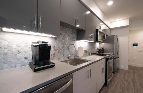 Downtown-Elevator-King Bed-Garage Parking-Laundry - Foto 28