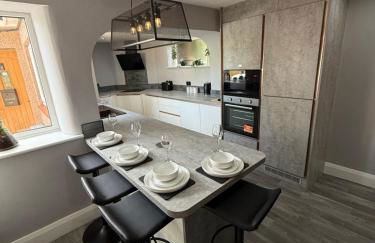 Modern 2 Bedroom Private Detached Cottage - Photo 1