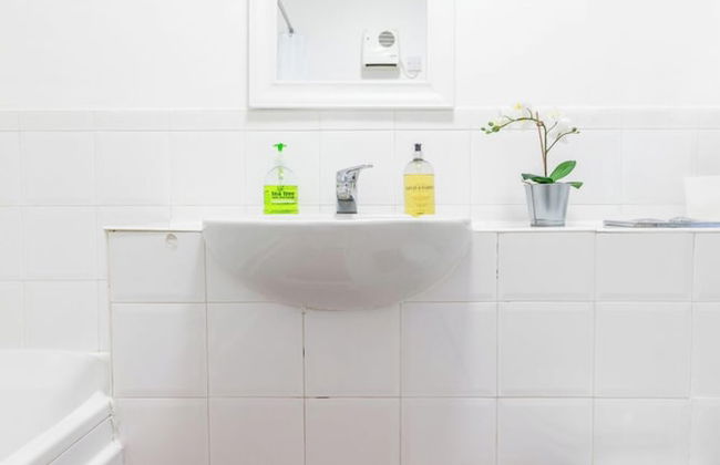 Skyline Haven Modern 2BR w/ Free Parking & 4kTV - Foto 66