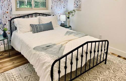 Chalet Retreat w/ Hot Tub, Short Walk to Lake & Pool - Photo 28