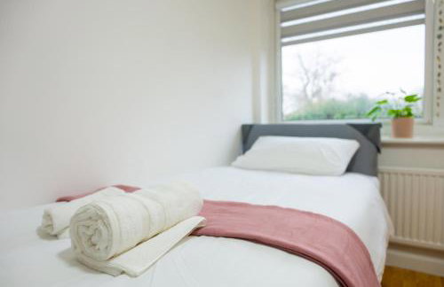 Beautiful Modern Home in London, Free Parking, Family Home, Sleeps 9, Close to Railway Station - Foto 49