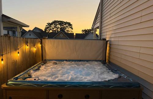 Capitol House - 3 Bed 1 Full and 1 Half Bath, Pet Friendly with Hot Tub walk to Lucas Oil Stadium - Foto 76