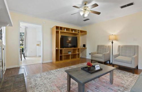 Large Fenced Yard near Midtown- Shamrock Stay - Foto 45