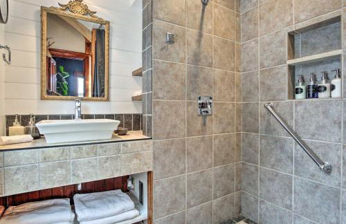 Historic Michigan Farmhouse with Grill and Fire Pit! - Foto 17