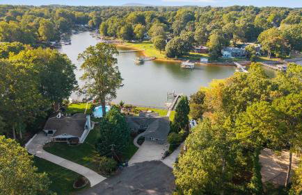 Dock Hot Tub Kayaks on Lake Norman Lakeside Gem by AvantStay - Foto 36