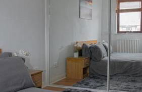 Stylish Waterfront Apartment - Photo 16