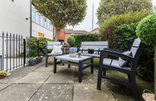 Elegant Epsom Family - Photo 30