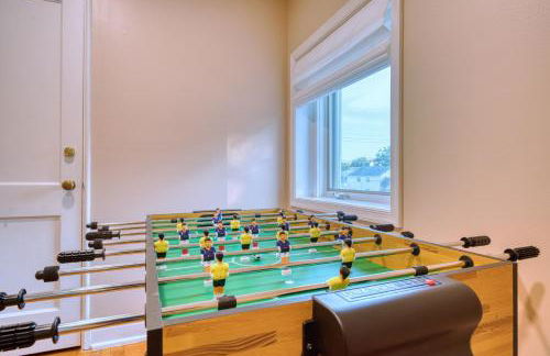 Patio Paradise Stylish 3BR Home with Gaming Room - Photo 25