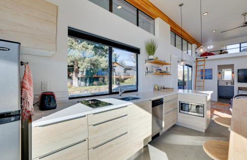 Luxe, Modern Studio with Sweeping City Views! - Foto 8