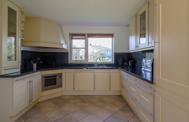 Thatched Villa With Bath in a Holiday Park - Foto 6