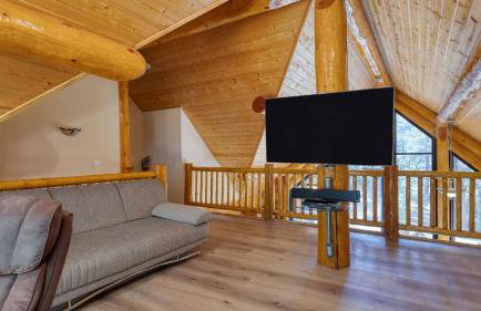 Pinetree Place by Avantstay Group Cabin w/ Hot Tub Minutes to the Lake - Photo 32