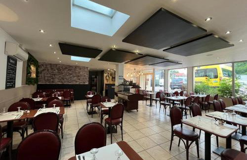 Airport Paris Eiffel Tower Center Roissy CDG - Foto 64