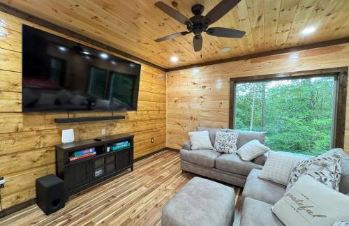Luxe Cabin with Game Room, Hot Tub & Firepit - Foto 28