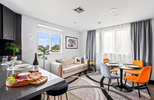 Spacious Luxury Villas in the heart of LA! Free parking and Jacuzzi - Photo 1