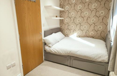 2 Bed Flat - Close to airport & station - Foto 9