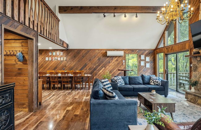 Sky View Chalet by Avantstay Stunning Interior, Spacious Deck, Hot Tub, & View - Photo 42