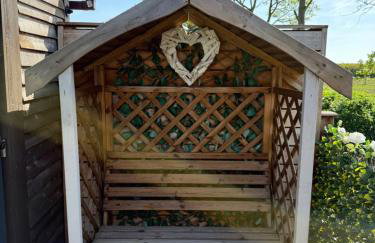 Couple’s Lodge With Hot Tub - Foto 2