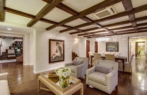 Mediterranean Beauty with Rooftop Deck and Views - Foto 2