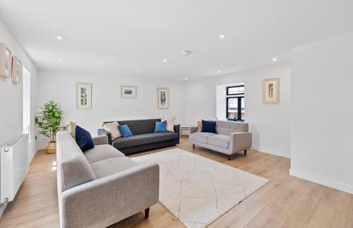 FLOUR MILL HOUSE at PITKERRO MILL, 4 double bedrooms, TVs, 3 en-suite, separate shower, wc, fully equipped kitchen, games room, large family lounge, private parking, WiFi, private garden and courtyard, long stay rates available through Honeycomb Hosts - Foto 15