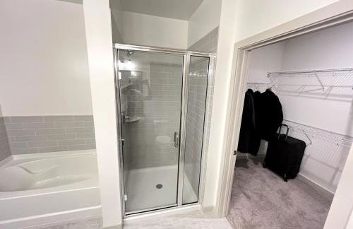 Luxury Bedroom with Private Bath & Closet Near Airport and Downtown Boston - Foto 3