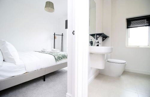 Modern and Cosy 3 Bed House Close to Cardiff City Centre perfect for Family Relocations, Contractors & Groups by Gurkha Stay with Free Parking and Wifi - Foto 35