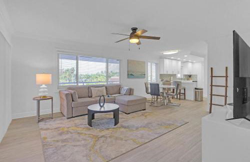 Waterfront 2BR Escape - Pool, Gym & Balcony with Intracoastal Views - Foto 35