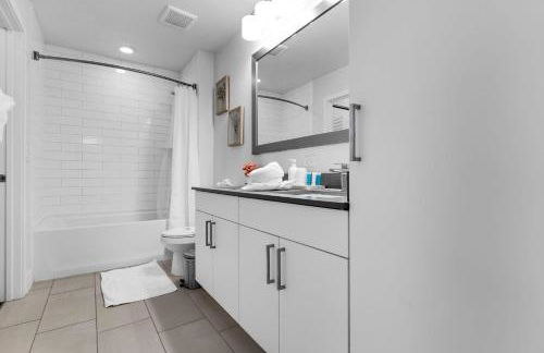 Sunny 1BR Unit With Free Parking Prime Location - Foto 18