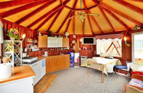 Cottage by Ostrowieckie Lake with Private Beach - Foto 10