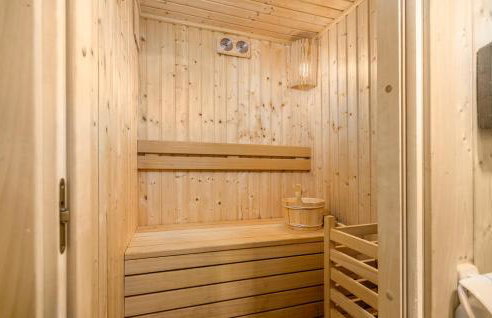 Villa With Pool, Jacuzzi, Sauna, Fitness, Playground & Wine Cellar - Photo 33