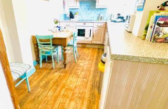 DRIFTWOOD - Super 1 Bedroom Home with Sea Views - Photo 11