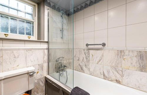 Elegant Highgate Garden Retreat - Photo 22