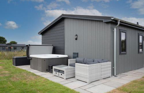 Ael-Y-Bryn - Luxury Lodge, Hot Tub, Three En-Suite Bedrooms - Photo 26