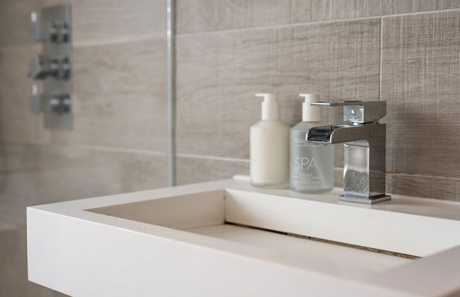 Contemporary Bright House 20 Min To Manc - Photo 30