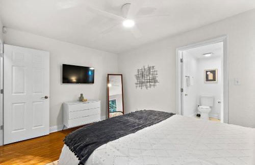 Private Uptown Flat - Walk to Nights of Lights! - Foto 12