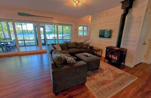 91WR Lake vibes and views at this waterfront home in the the White Mountains! Rest, relax, explore! - Foto 10