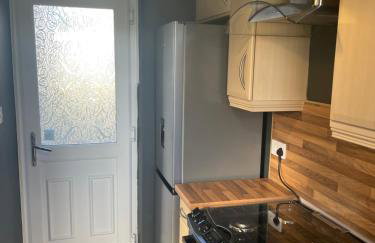 Stylish 3 bed house, private parking , with conservatory, close to KFC, McDonalds, ALDI and ASDA - Photo 13