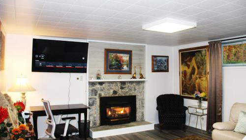 Roomy 2 bedroom 1 bath with private entrance, with fenced yard, and sports court - Foto 2