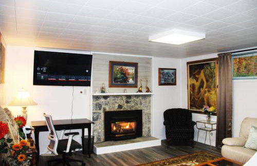 Roomy 2 bedroom 1 bath with private entrance, with fenced yard, and sports court - Foto 2