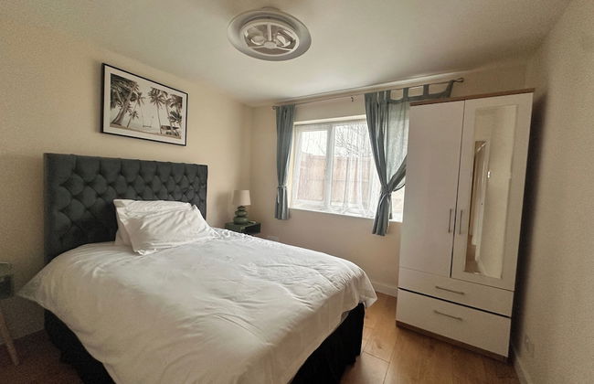 2 Bedroom Apartment-sleeps 6-parking-wifi - Photo 4