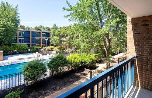 Modern Midtown Studio and Private Balcony - Foto 16