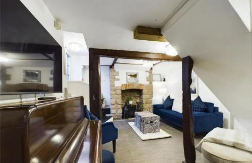 Montague House Town Centre sleeps up to 12 guests - Photo 29