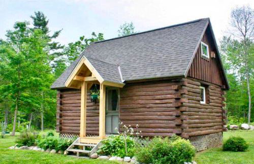 Cozy Log Cabin with an Indoor Fireplace Located on 70 Forested Acres in Leicester, Vermont - Foto 38