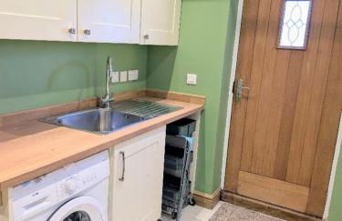 Coastal Whisper Sleeps 10 with Parking - Foto 21