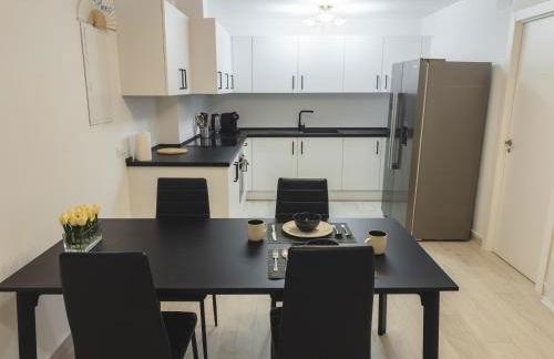 New - MiJa basement Loft Apartment steps from Beach - perfect for Sun and Sport Seekers - Foto 31