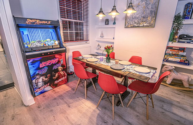 Stylish Super Central Modern Townhouse Retreat - Photo 12