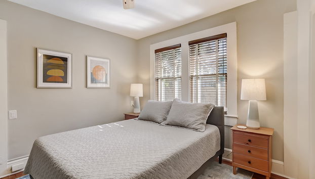 Newly Renovated Home in Downtown Fernandina Beach, A Block Away from Centre Street by RedAwning - Foto 4, Habitación